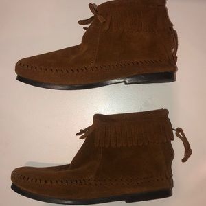 Minnetonka kids suede fringe booties